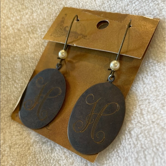 Engraved “H” earrings - Picture 3 of 5